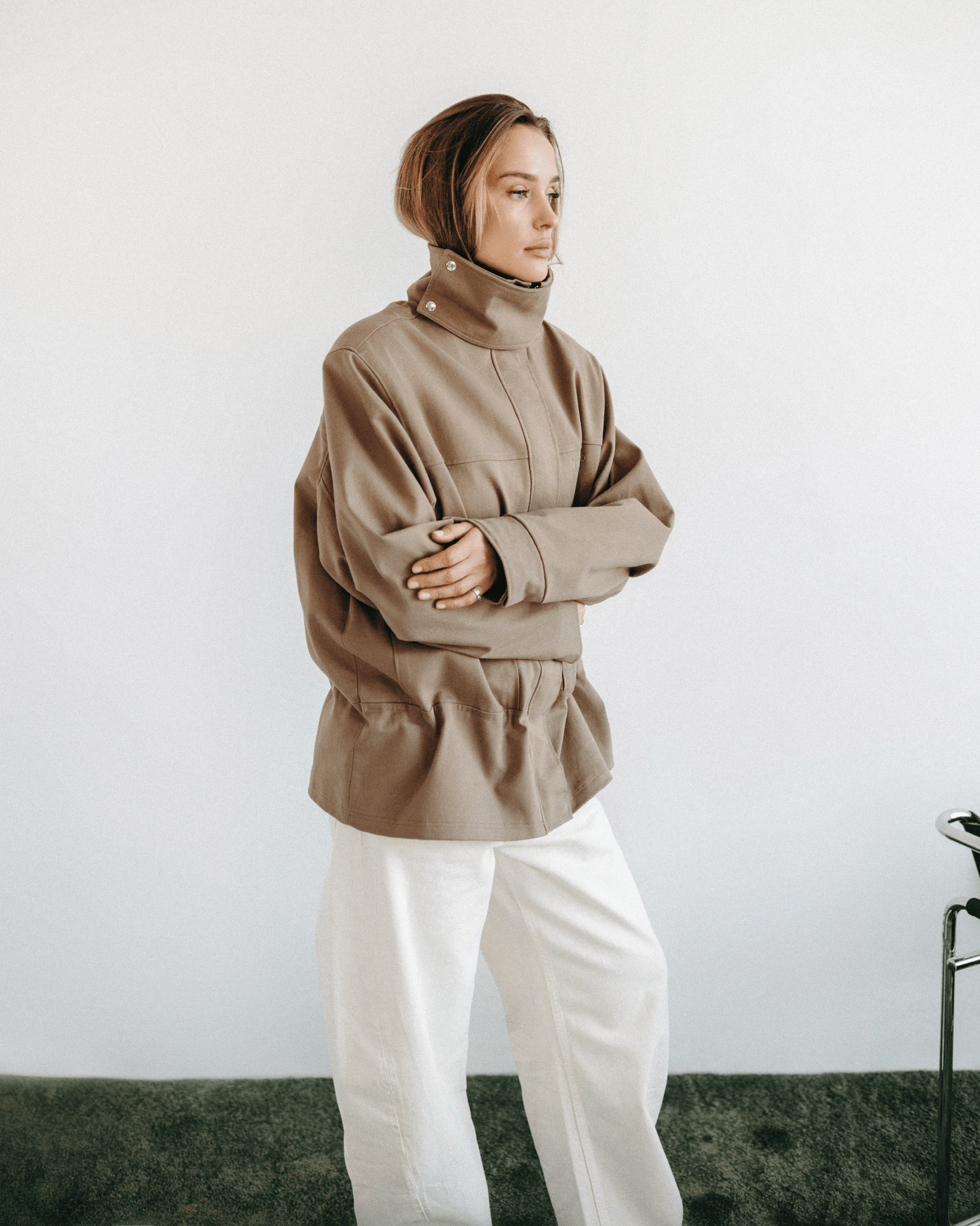 Striukė aukštu kaklu, smėlinė